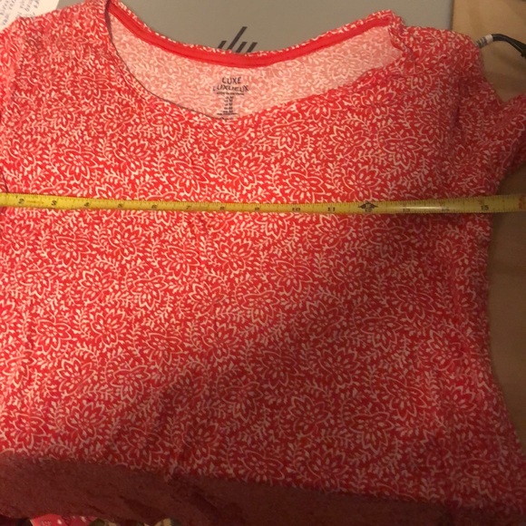 Red flowered shirt - Picture 5 of 7